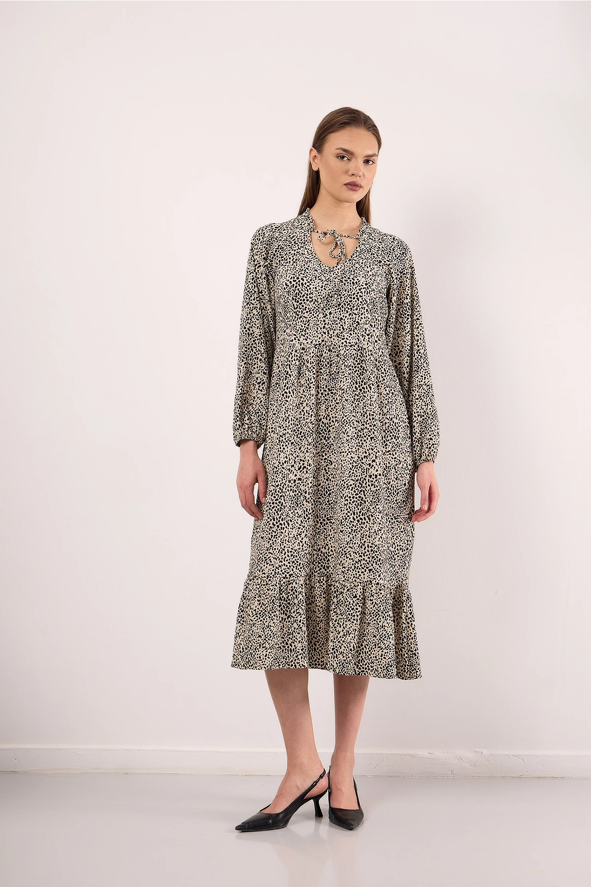 Yakası Bağlama Detaylı Kolları Lastikli Eteği Fırfırlı Midi Boy Elbise