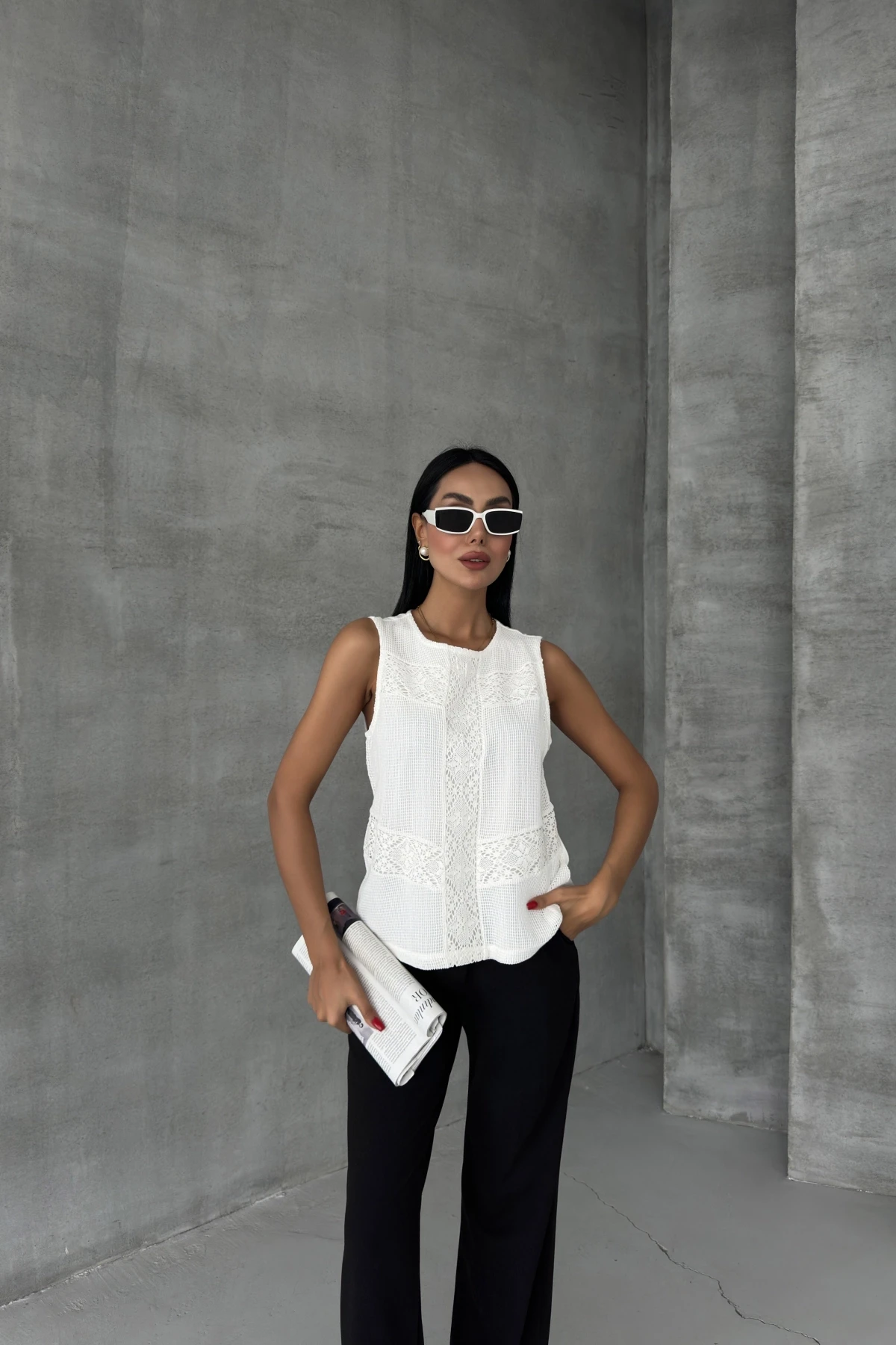 Bisiklet Yaka Sıfır Kol Dantel Detaylı İçi Astarlı Bluz