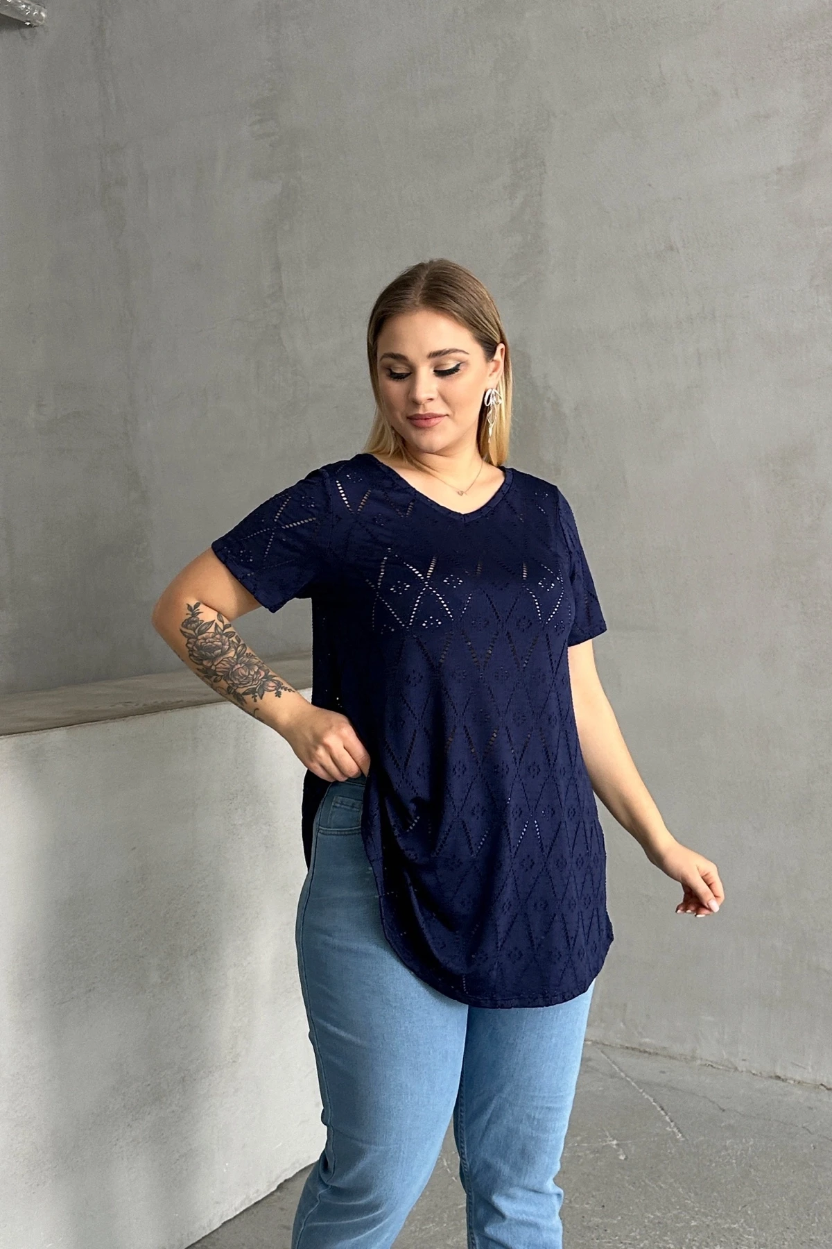 Büyük Beden V Yaka Kısa Kollu Dantel Detaylı Astarsız Bluz 303263