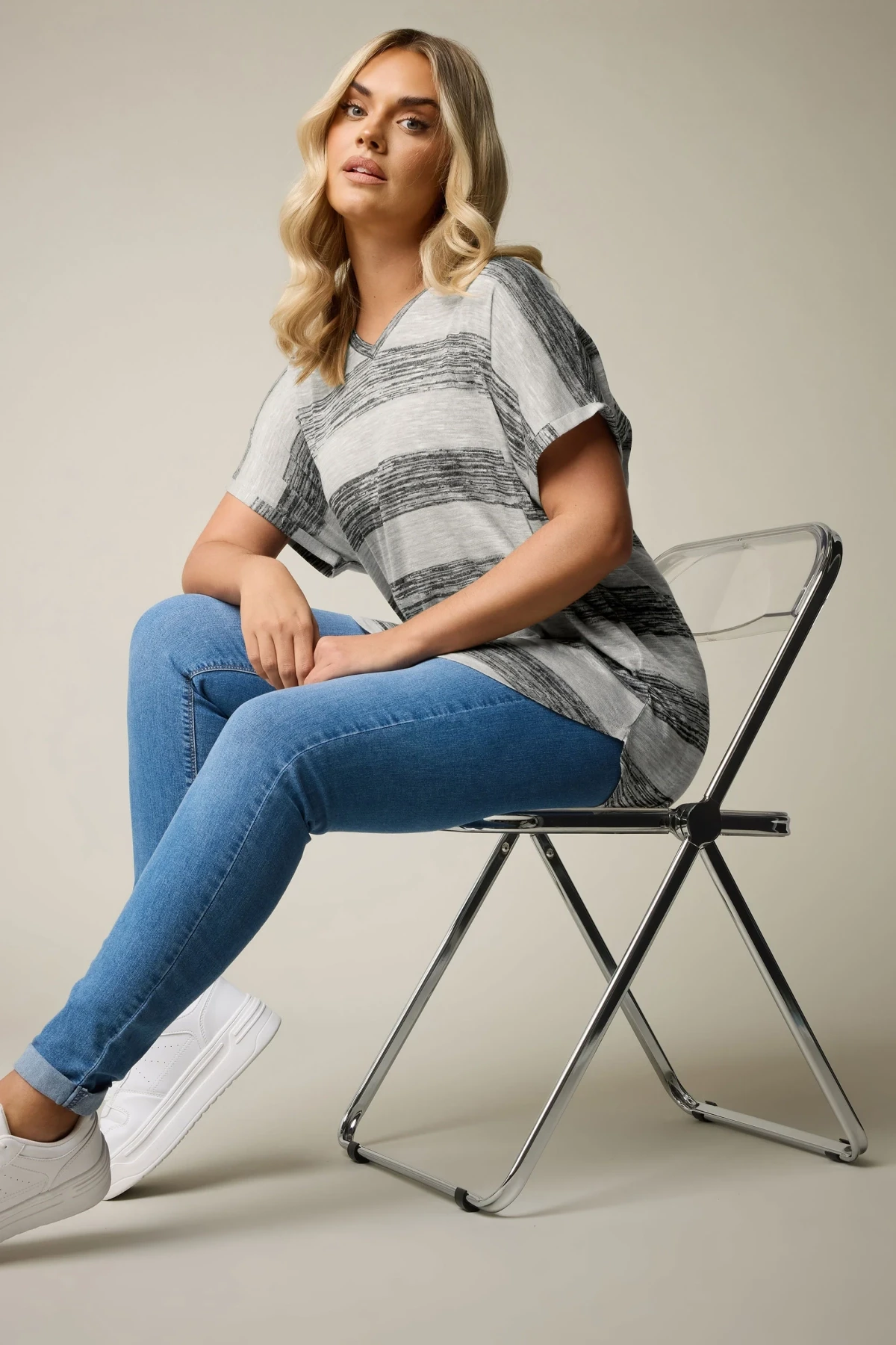 Büyük Beden Kısa Kol V Yaka Eteği Oval Kesim Çizgili Bluz 303993