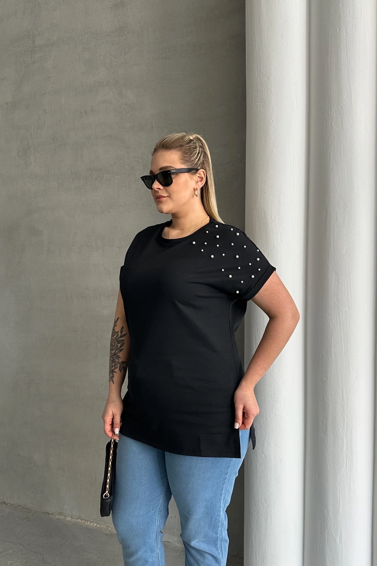 Büyük Beden Kısa Kollu Bisiklet Yaka Yanları Yırtmaçlı Boncuklu Basic T-shirt RFT-03