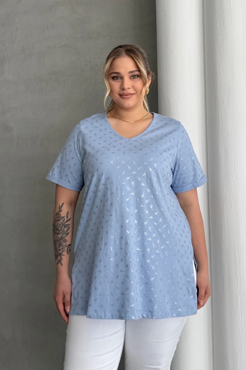 Büyük Beden Kısa Kollu V Yaka Yanları Yırtmaçlı Metalik Baskılı T-shirt 97-46