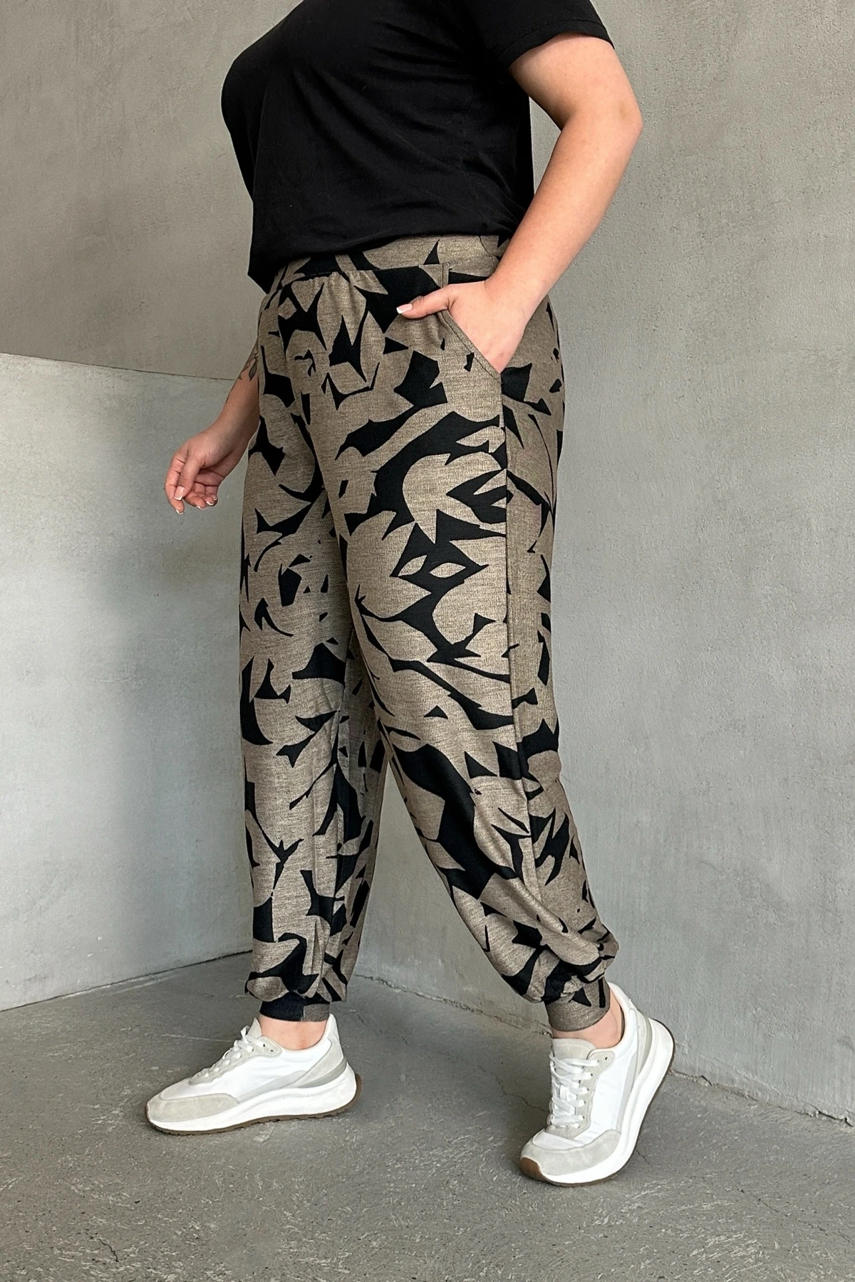 Büyük Beden Paçası Lastikli Parlak Baskılı Cepli Pantolon 302697