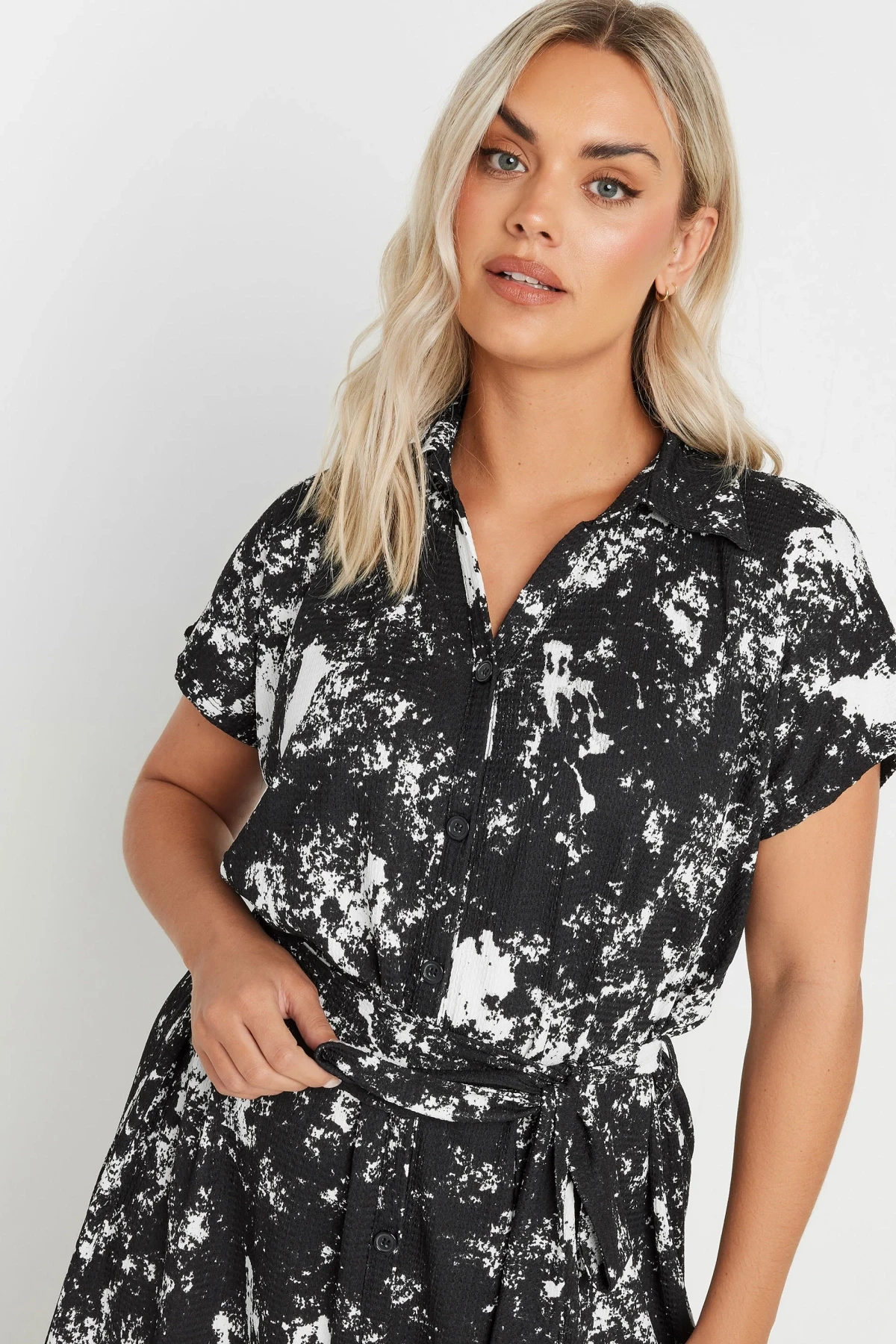 Büyük Beden Soyut Desenli Önü Düğmeli Kuşaklı Midi Boy Elbise 303330