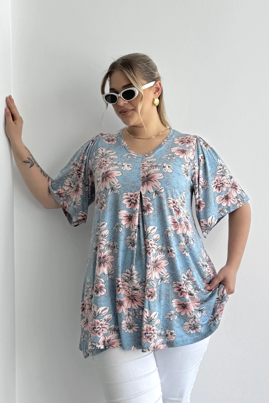 Büyük Beden V Yaka Kısa Kollu Eteği Bollaşan Desenli Bluz 101-44