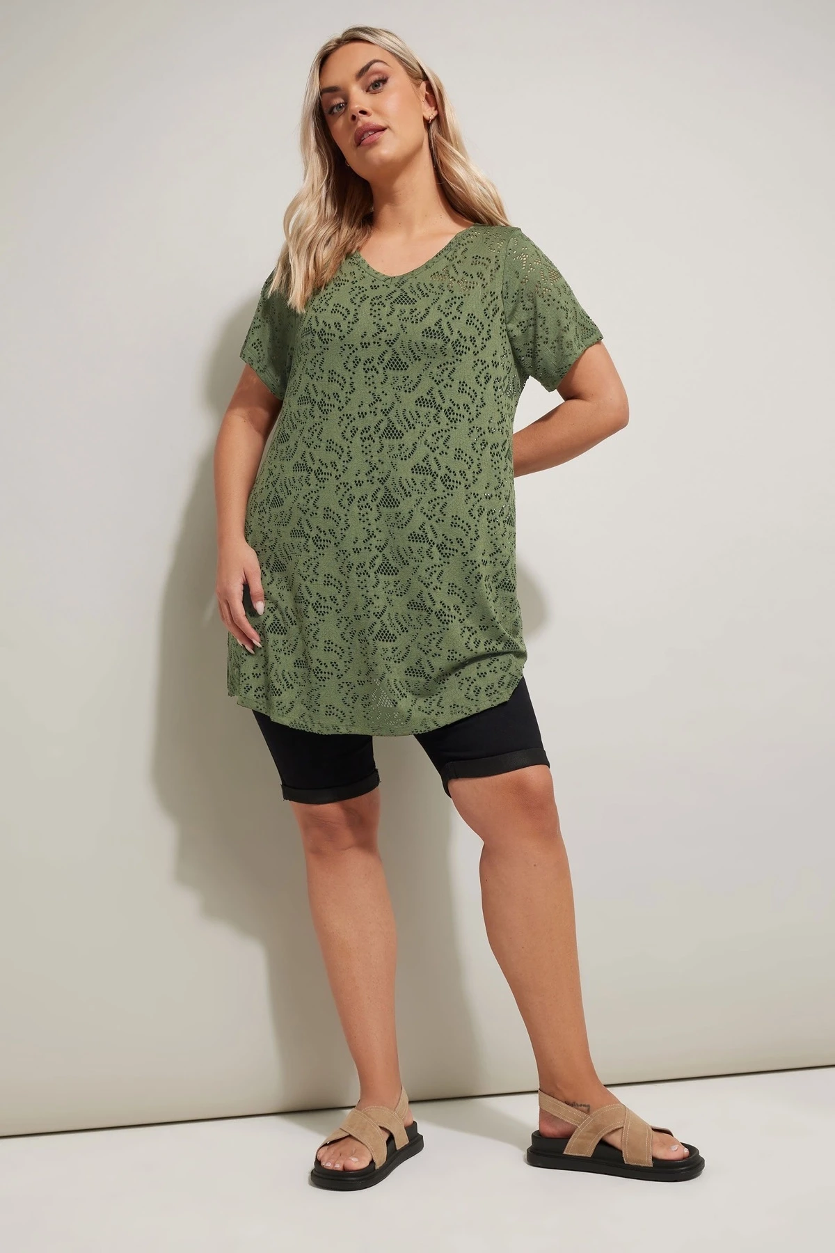 Büyük Beden V Yaka Kolsuz Astarsız Dantel T-shirt 304091