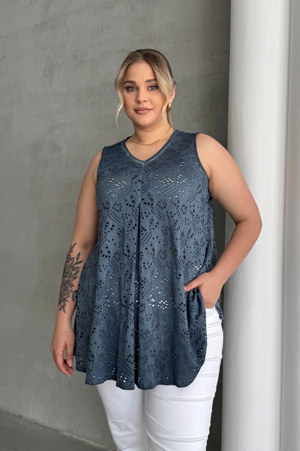 Büyük Beden V Yaka Sıfır Kol Dantel Detaylı Astarsız Bluz 302966