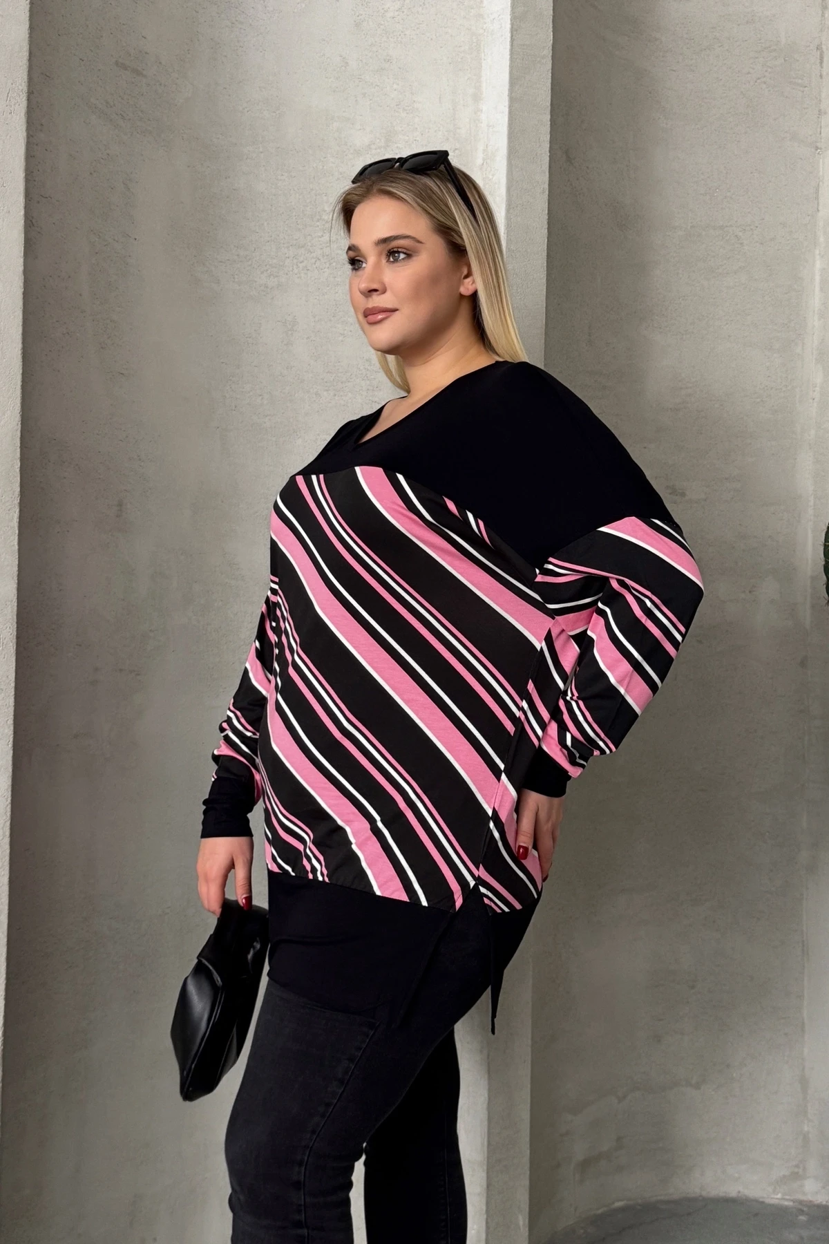 Büyük Beden V Yaka Uzun Kollu Bileği Lastikli Yırtmaçlı Bluz 303086