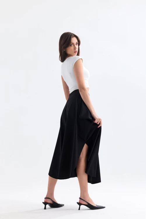 Beli Lastikli Bağlama Detaylı Asimetrik Kesim Yırtmaçlı Midi Boy Etek