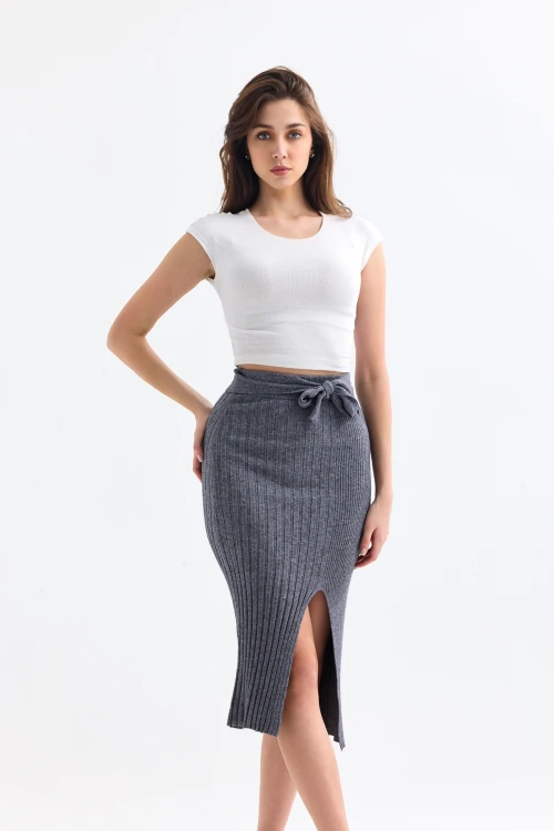 Beli Lastikli Bağlama Detaylı Yırtmaçlı Fitilli Likralı Midi Boy Triko Etek