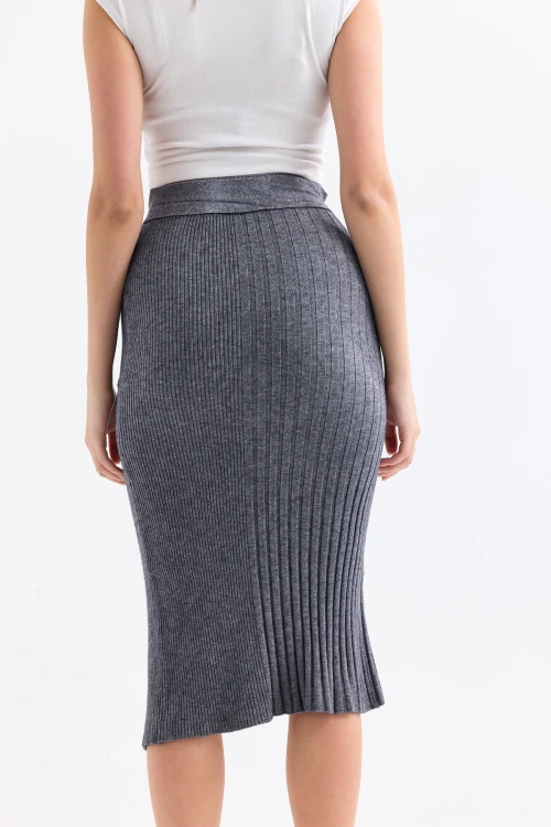 Beli Lastikli Bağlama Detaylı Yırtmaçlı Fitilli Likralı Midi Boy Triko Etek