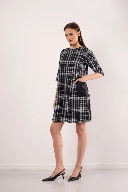 Bisiklet Yaka Yarım Kollu Deri Cep Detaylı Desenli Kısa Elbise