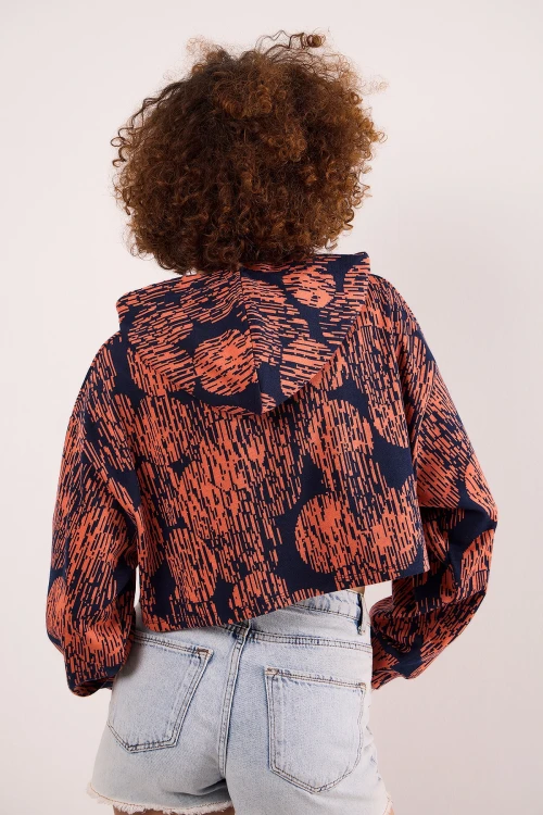 Oversize Uzun Kolları Lastikli Kapüşonlu Desenli Crop Kesim Sweatshirt