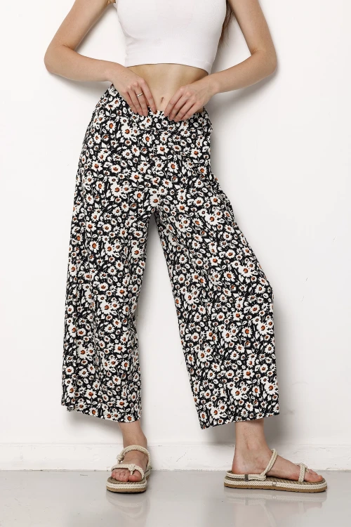 Beli Lastikli Cepsiz Çiçek Desenli Bol Paça Kısa Pantolon