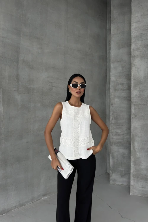 Bisiklet Yaka Sıfır Kol Dantel Detaylı İçi Astarlı Bluz