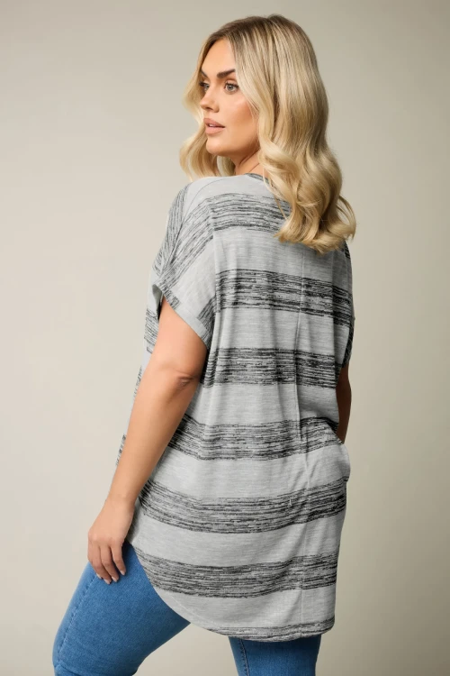 Büyük Beden Kısa Kol V Yaka Eteği Oval Kesim Çizgili Bluz 303993