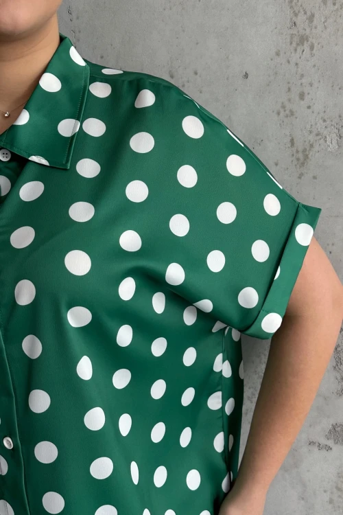 Büyük Beden Önü Düğmeli Kısa Kollu Puantiye Desenli Gömlek 303461