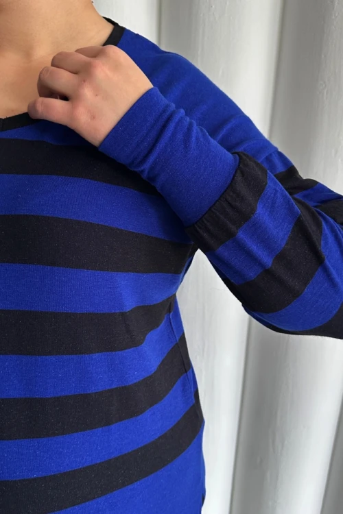 Büyük Beden V Yaka Çizgili Yırtmaç Detaylı İnce Kumaşlı Uzun Bluz 301567