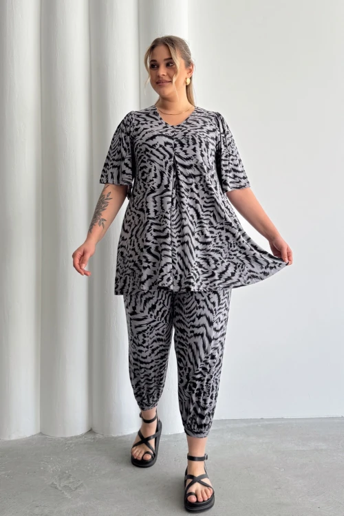 Büyük Beden V Yaka Kısa Kollu Eteği Bollaşan Desenli Bluz 99-5