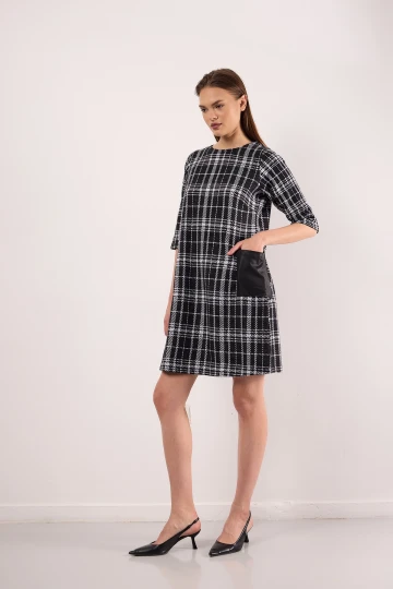 Bisiklet Yaka Yarım Kollu Deri Cep Detaylı Desenli Kısa Elbise