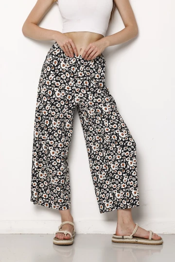 Beli Lastikli Cepsiz Çiçek Desenli Bol Paça Kısa Pantolon