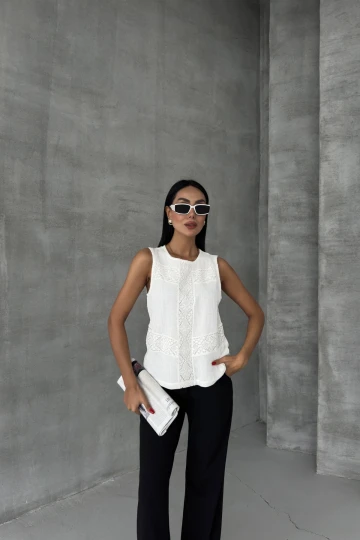 Bisiklet Yaka Sıfır Kol Dantel Detaylı İçi Astarlı Bluz