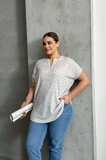 Büyük Beden Çentik V Yaka Kısa Kollu Puantiye Desenli Bluz 303866