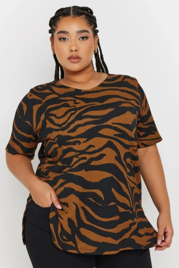 Büyük Beden Kısa Kollu Bisiklet Yaka Yanı Yırtmaçlı Desenli Bluz 303739