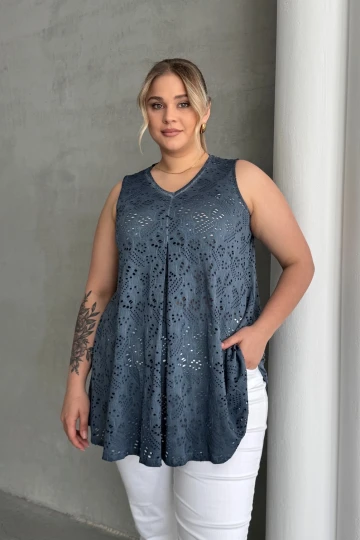 Büyük Beden V Yaka Sıfır Kol Dantel Detaylı Astarsız Bluz 302966